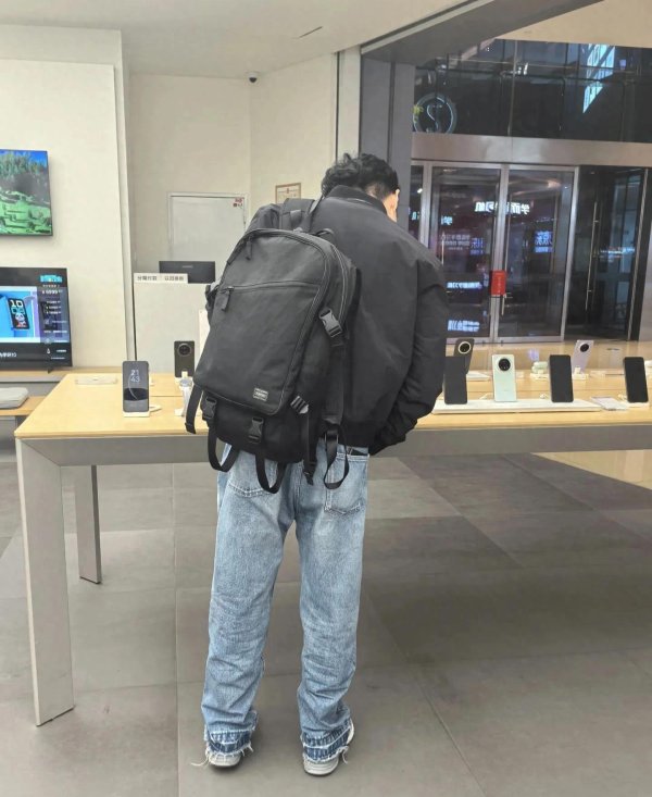 长宏网配资 54岁张智霖在香港驾豪车外出，素颜状态好差，走路姿势像男模